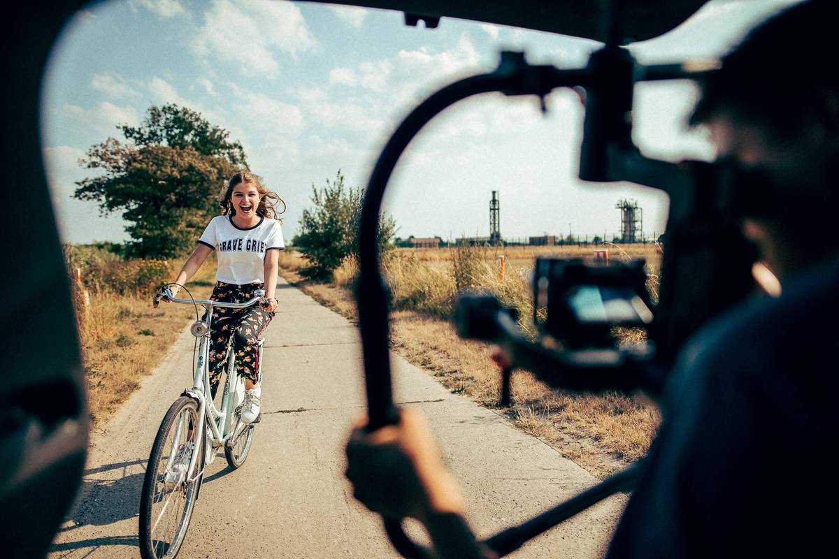 Zangeres op de fiets, gefilmd met een camera op gimbal voor de fietsclip