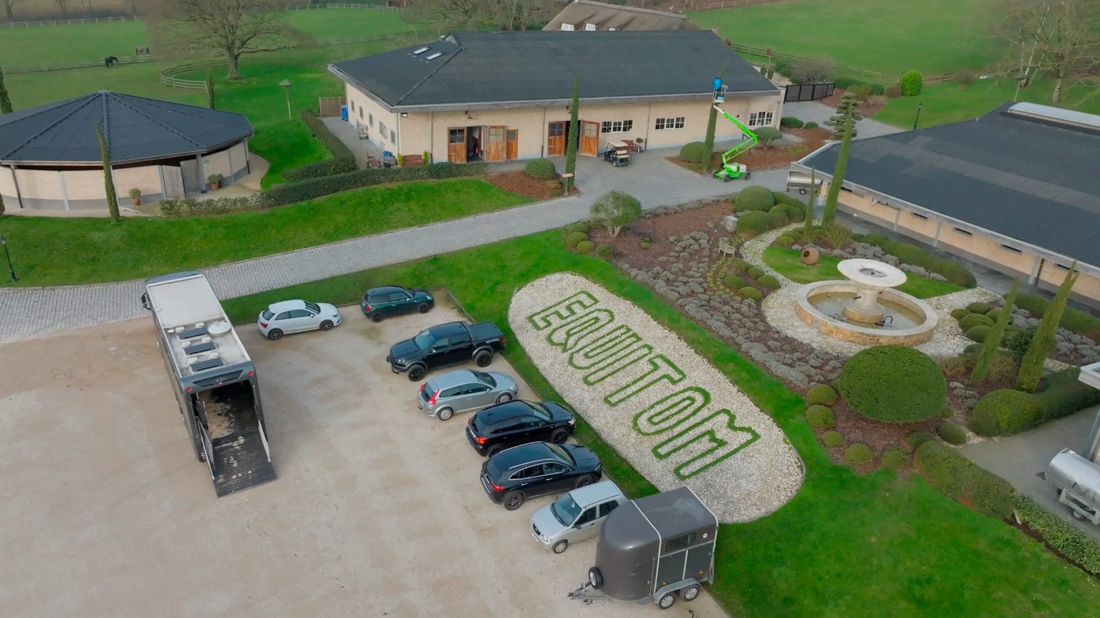 Luchtbeeld van de paardenkliniek Equitom