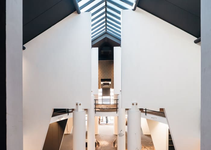De lichtstraat van het oude pand van bovenaf, met witte kolommen eronder