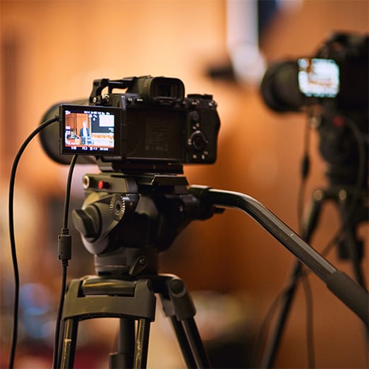 Camera op statief, opgesteld voor de livestream