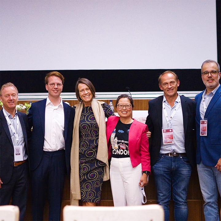 Het organisatiecomité samen op het podium