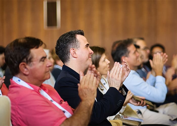 Publiek dat applaudisseert in de zaal