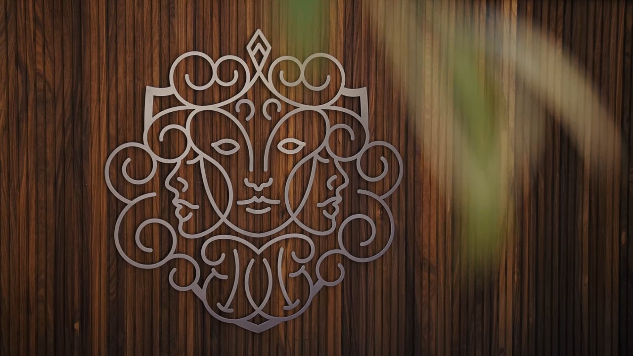 Lijntekening van een siermotief met een gezicht erin verwerkt
