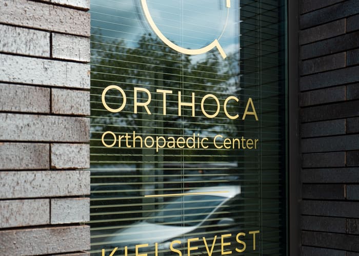 Het naambord van Orthoca Orthopaedic Center op de gevel van het gebouw