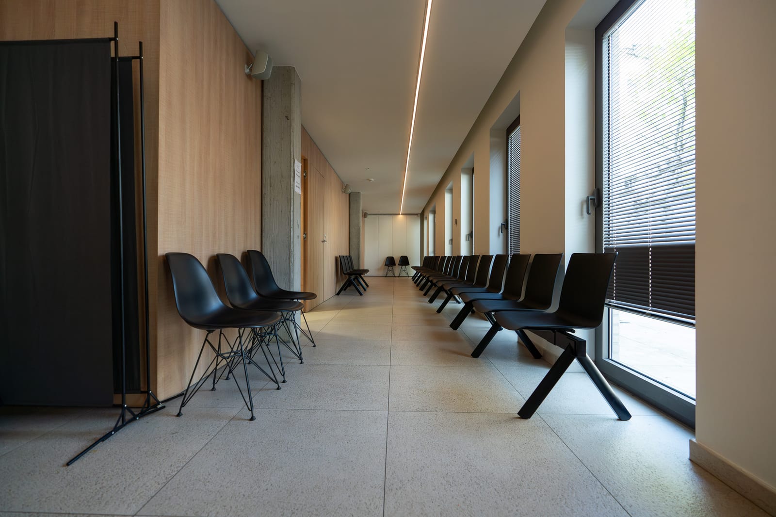 De wachtzaal van Orthoca, met een rij stoelen langs het raam