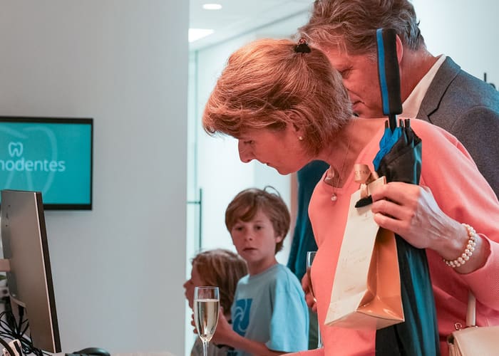 Bezoekers met kinderen aan het onthaal tijdens het openingsevent