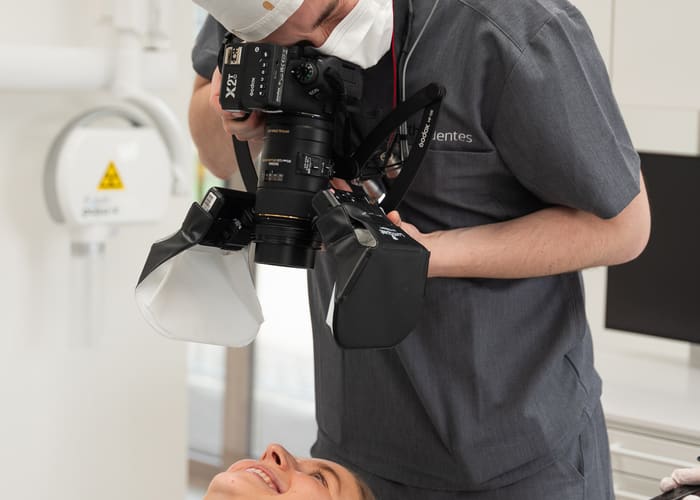 Cameraman met camera in de behandelruimte tijdens de opnames