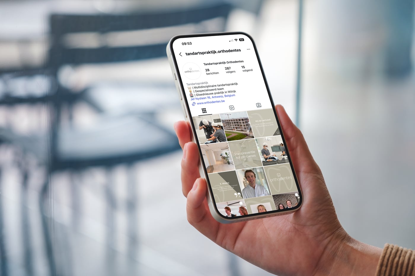 Een hand houdt een telefoon met het Instagramprofiel van Orthodentes