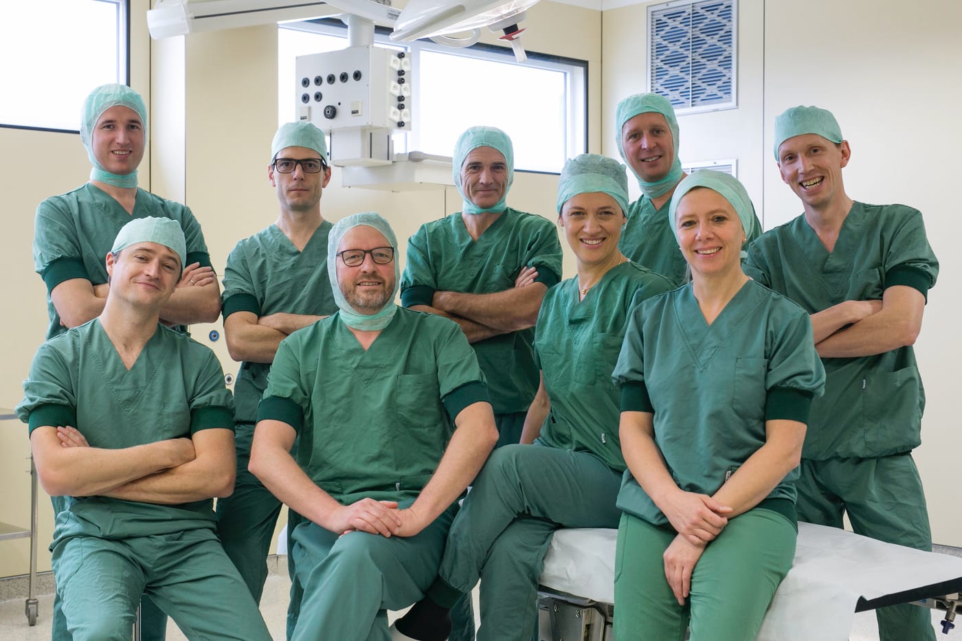 Het team van Orthopedie Turnhout in groene operatiekledij, samen in het operatiekwartier
