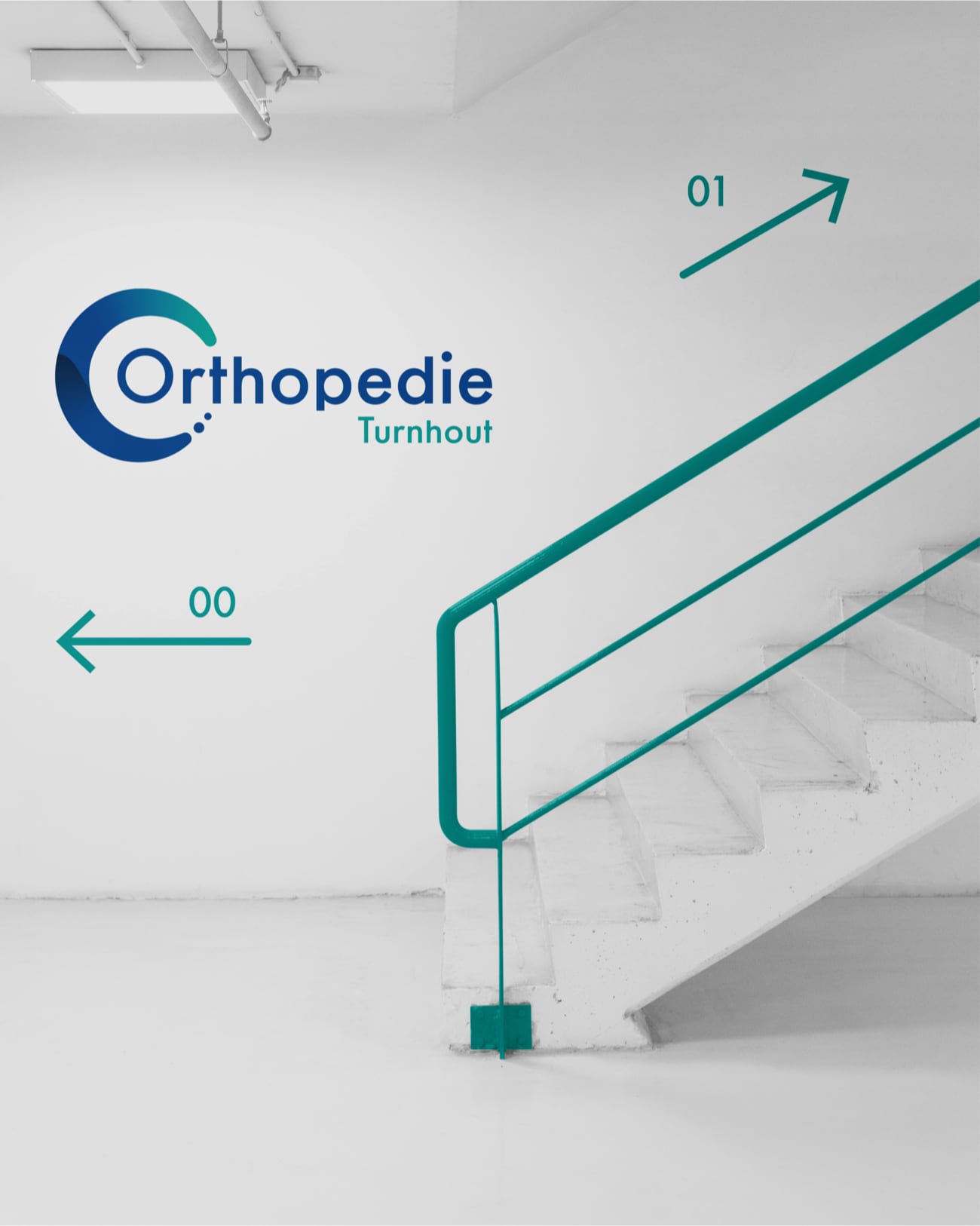 Bewegwijzering in een trappenhal met het logo van Orthopedie Turnhout en pijlen naar verdieping nul en één