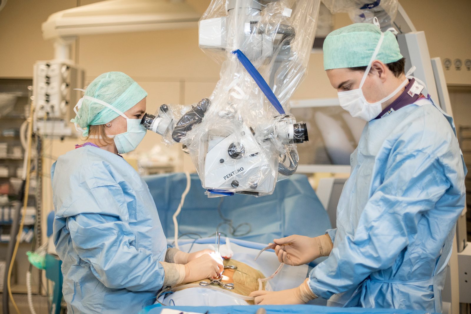 Chirurg werkt met een microscoop tijdens een ingreep