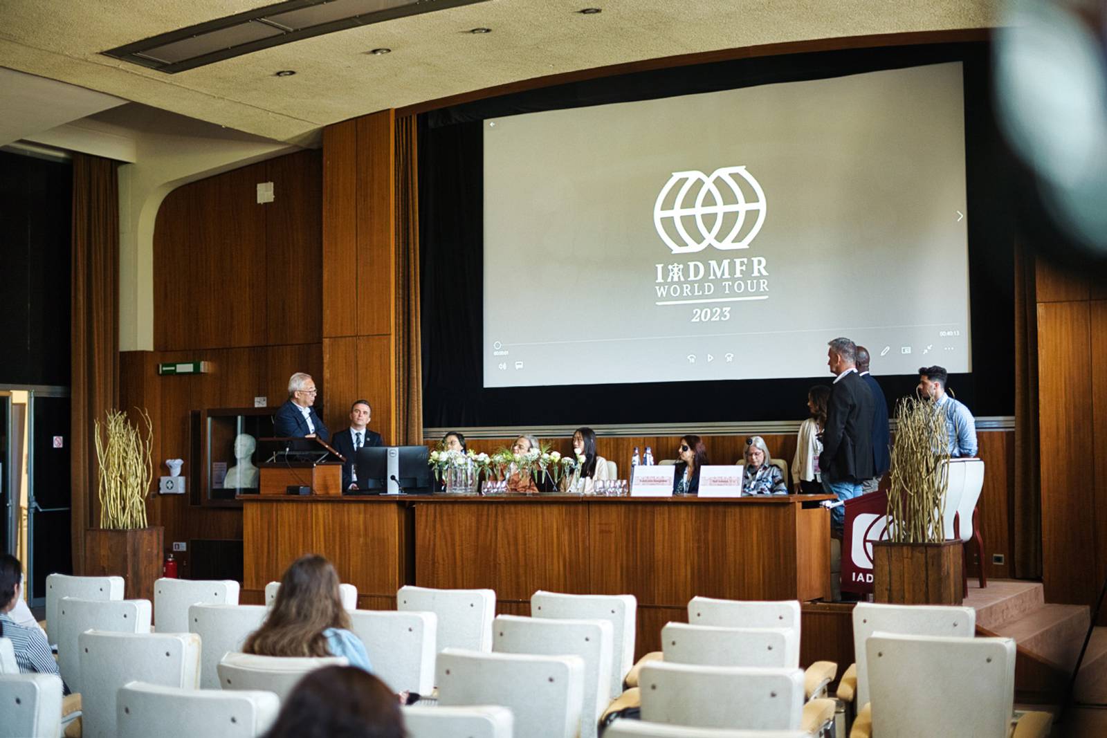 Volle zaal op een internationaal medisch congres, gezien vanaf het spreekgestoelte
