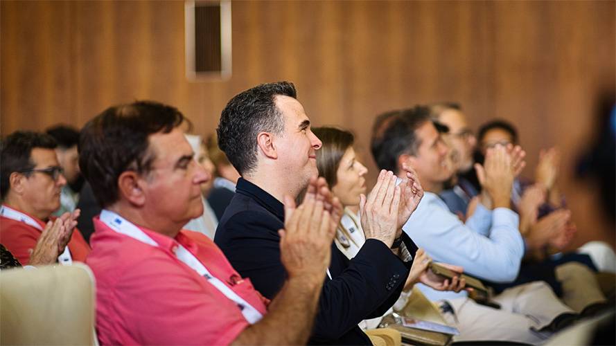 Applaudisserend publiek in de zaal van een medisch congres