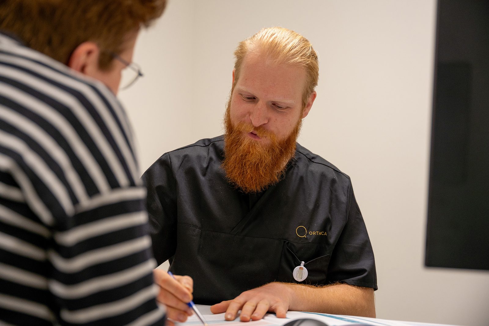 Arts van Orthoca in de praktijkruimte