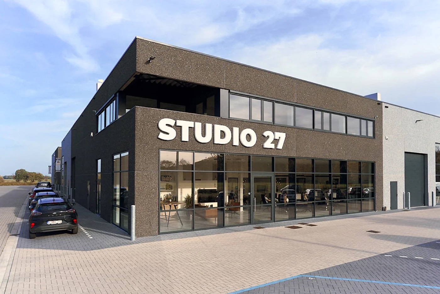 Het kantoorgebouw van Studio 27 in Rijkevorsel in avondlicht