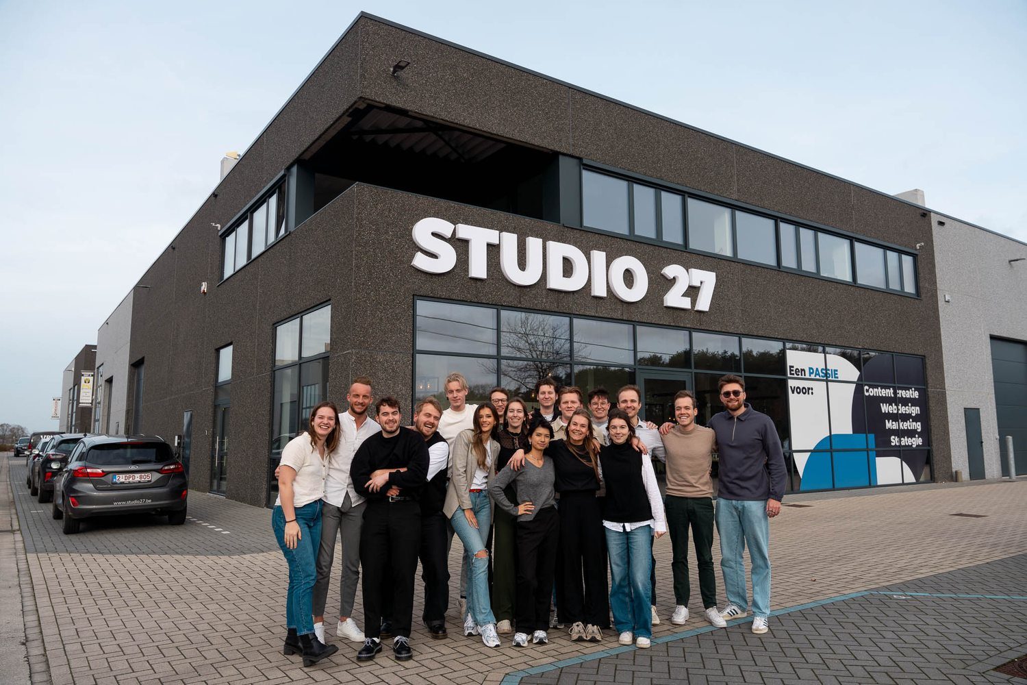 Het team van Studio 27 voor het kantoor in Rijkevorsel