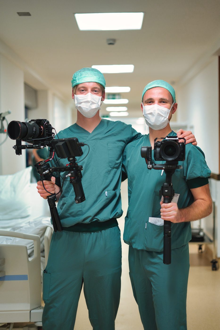 Twee cameramensen in operatiekledij filmen met een gimbal in een zorgomgeving